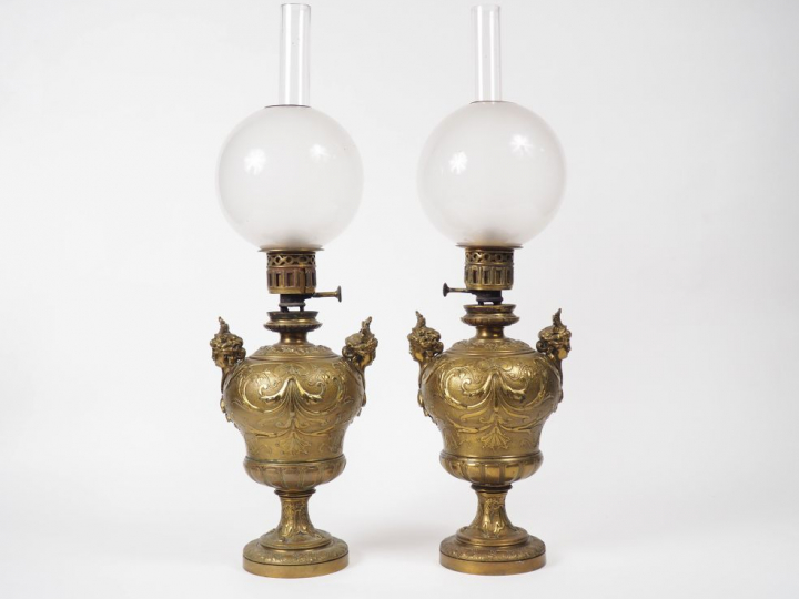 Paire de lampes à pétrole Napoléon III de style Louis XIV, en bronze d