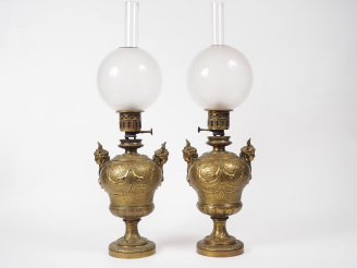 Vente aux enchères Paire de lampes à pétrole Napoléon III de style Louis XIV, en bronze d