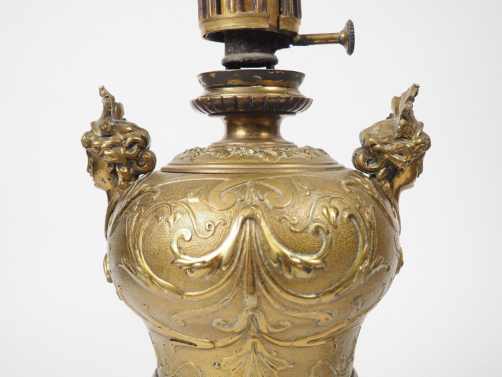 Paire de lampes à pétrole Napoléon III de style Louis XIV, en bronze d