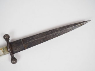 Vente aux enchères Dague XIXème de style Louis XVI, lame en fer gravé, manche en nacre.