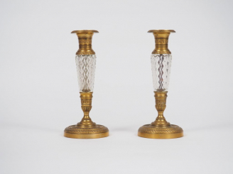 Vente aux enchères Paire de bougeoirs XIXème en bronze et cristal à décor de croisillons.