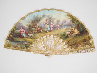 Vente aux enchères Eventail à feuilles pliées de style Louis XVI en nacre gravée et ajour