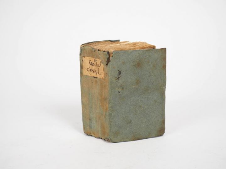 Code Civil des français. Edition originale de 1804. Dim. 10,5 x 7 cm.