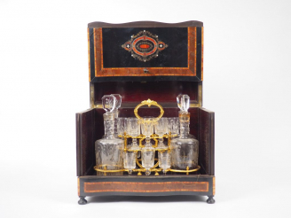 Vente aux enchères Cave à liqueur Napoléon III en marqueterie Boulle et cristal gravé. (m