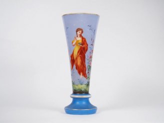 Vente aux enchères Vase cornet Napoléon III en opaline polychrome à décor de jeune fille 