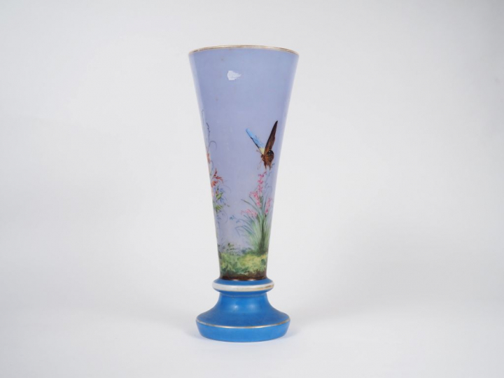 Vase cornet Napoléon III en opaline polychrome à décor de jeune fille 
