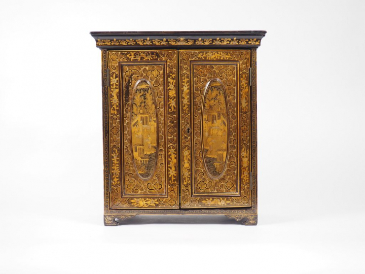 Cabinet ou écrin à bijoux de style Extrême Orient à décor de personnag
