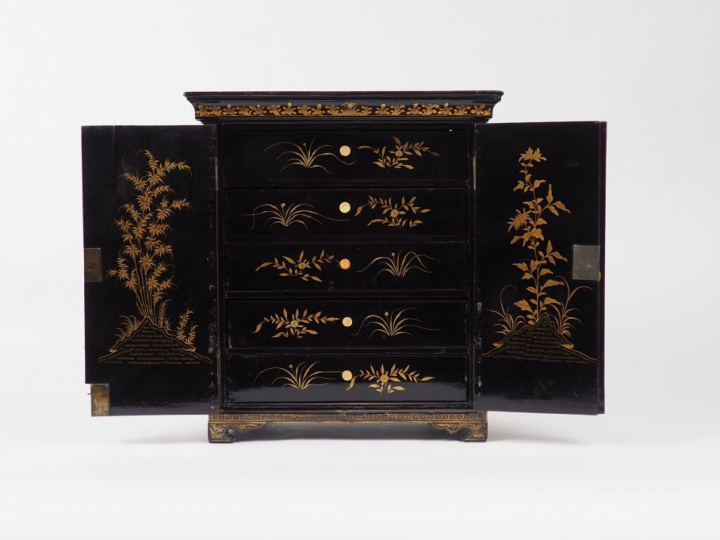 Cabinet ou écrin à bijoux de style Extrême Orient à décor de personnag