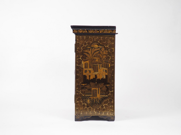 Cabinet ou écrin à bijoux de style Extrême Orient à décor de personnag