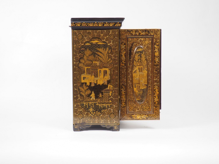 Cabinet ou écrin à bijoux de style Extrême Orient à décor de personnag