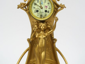 Vente aux enchères BONNEFONT. Pendule Art Nouveau en régule doré figurant une allégorie d