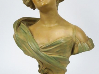 Vente aux enchères ROSSI. Sculpture Art Nouveau en terre cuite polychrome "Portrait de je