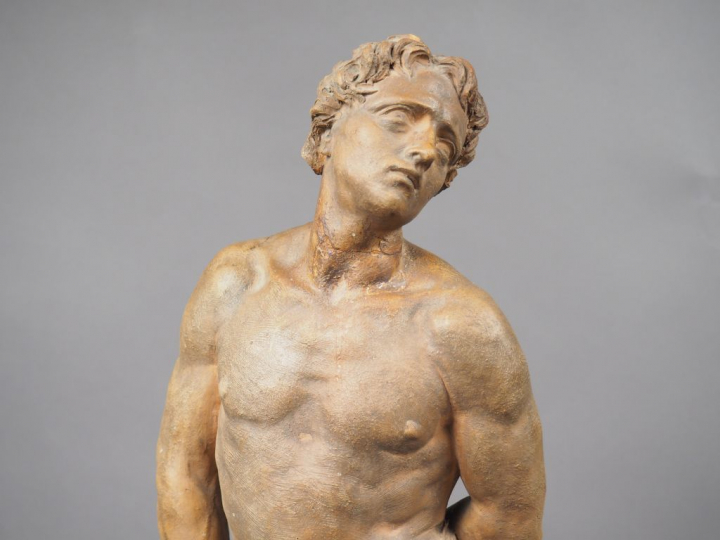 Ecole française XIXème, 'Saint Martyr au pilori'. Sculpture en terre c