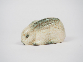 Vente aux enchères Sujet en céramique hollandaise "lapin couché" Dim : 13,5 cm x 7 cm