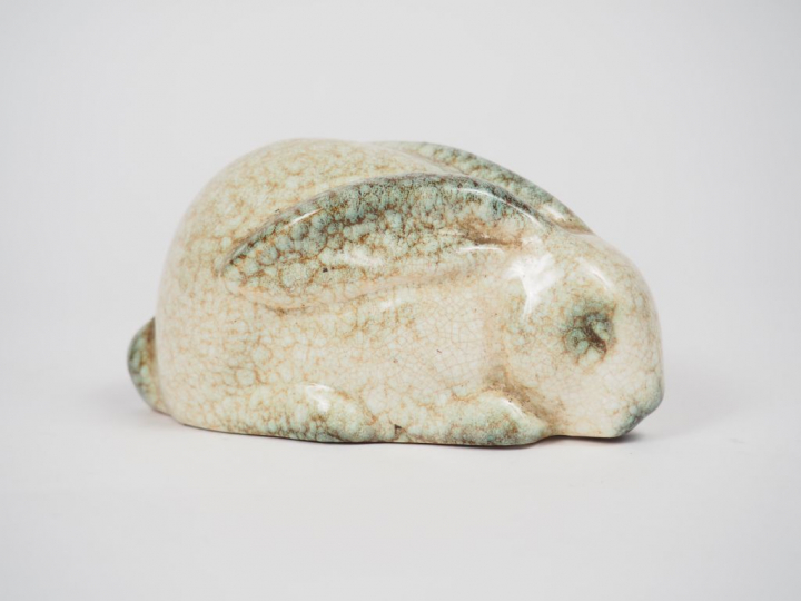 Sujet en céramique hollandaise "lapin couché" Dim : 13,5 cm x 7 cm