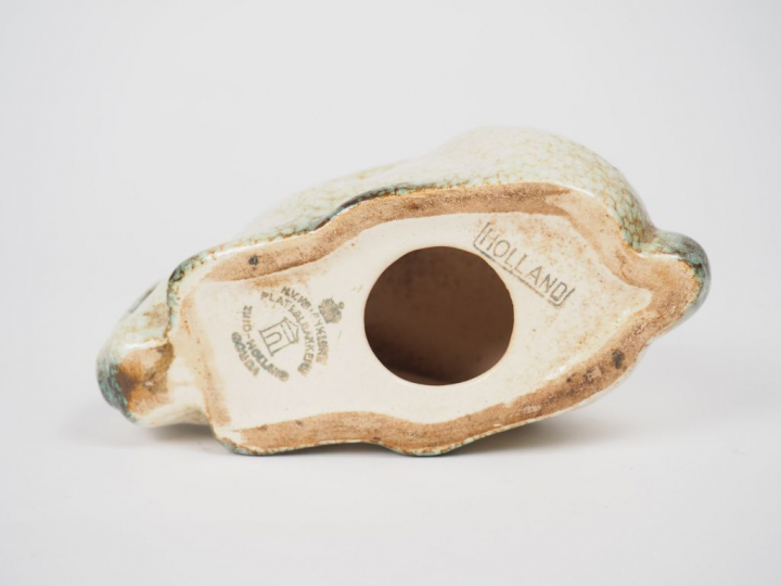 Sujet en céramique hollandaise "lapin couché" Dim : 13,5 cm x 7 cm