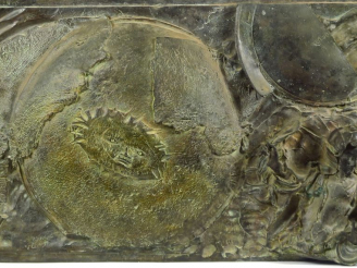 Vente aux enchères G. JEANCLOS  "Allégorie" Bas-relief en bronze. Signé et daté 93 en bas