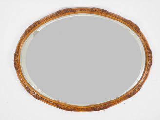 Vente aux enchères Léon JALLOT. Grand miroir ovale cadre en bois sculpté à décor de fleur