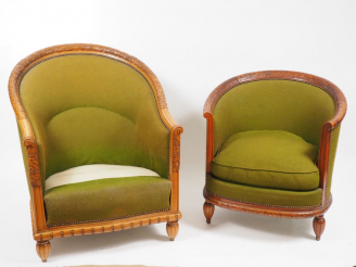 Vente aux enchères Léon JALLOT. 2 différents fauteuils gondole en acajou (?), mouluré et 