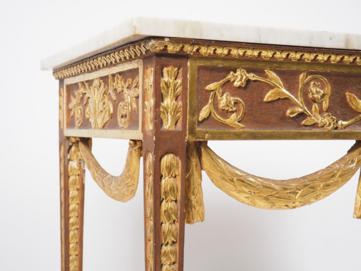 Console Louis XVI en bois mouluré et sculpté, à décor de rinceaux et d
