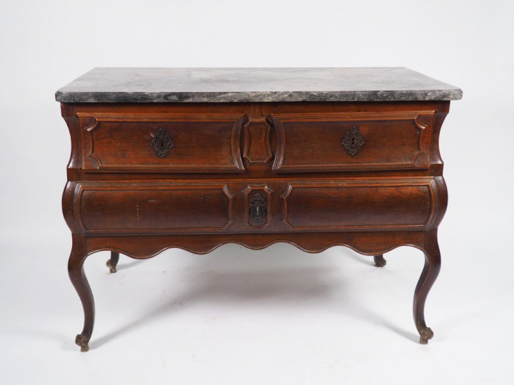 Commode XVIIIème en noyer, ouvrant à trois tiroirs, dessus marbre gris