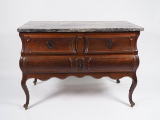 Vente aux enchères Commode XVIIIème en noyer, ouvrant à trois tiroirs, dessus marbre gris