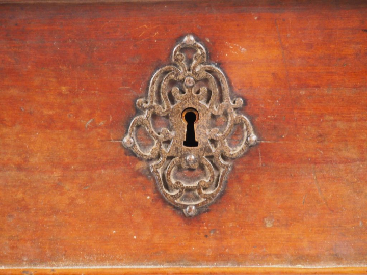 Commode XVIIIème en noyer, ouvrant à trois tiroirs, dessus marbre gris