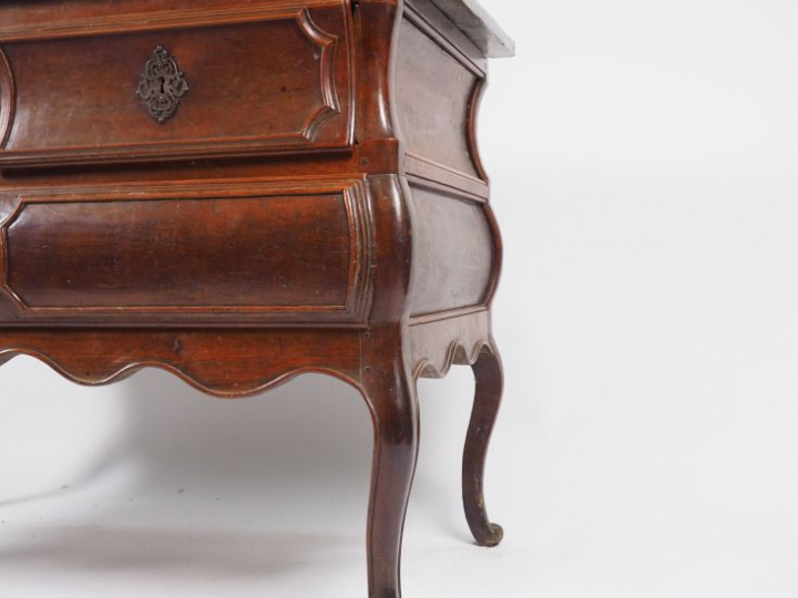 Commode XVIIIème en noyer, ouvrant à trois tiroirs, dessus marbre gris