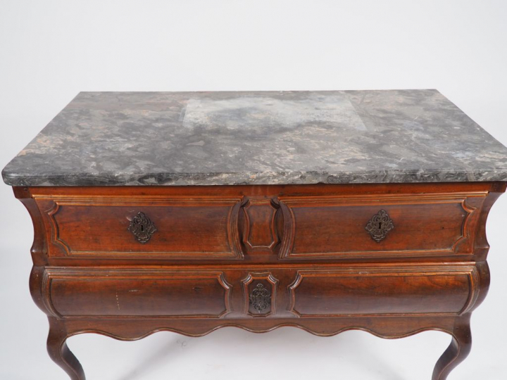 Commode XVIIIème en noyer, ouvrant à trois tiroirs, dessus marbre gris