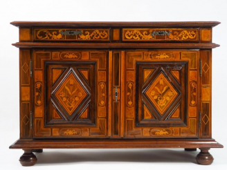 Vente aux enchères Buffet italien XVIIème en marqueterie, à décor de rinceaux et de fleur