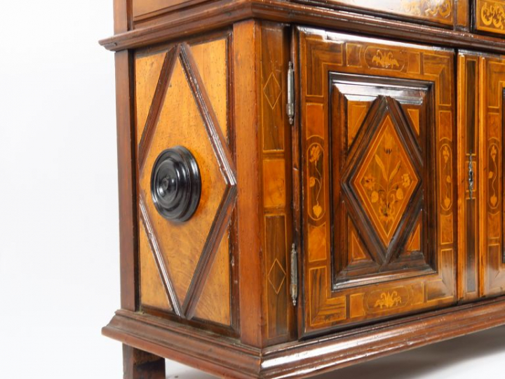 Buffet italien XVIIème en marqueterie, à décor de rinceaux et de fleur
