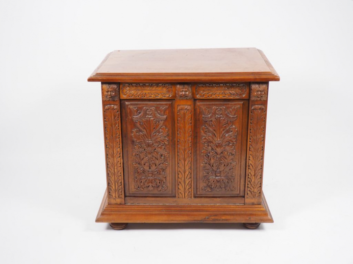 Meuble bas de style Henri II en noyer sculpté et mouluré, à décor de r