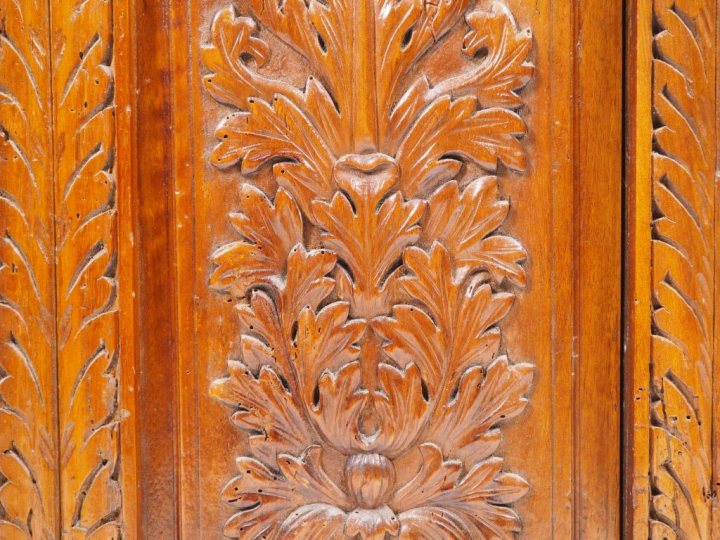 Meuble bas de style Henri II en noyer sculpté et mouluré, à décor de r