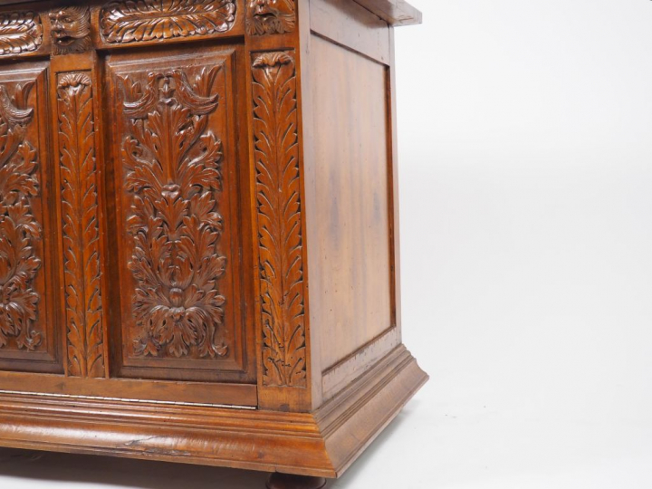Meuble bas de style Henri II en noyer sculpté et mouluré, à décor de r