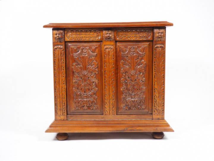 Meuble bas de style Henri II en noyer sculpté et mouluré, à décor de r