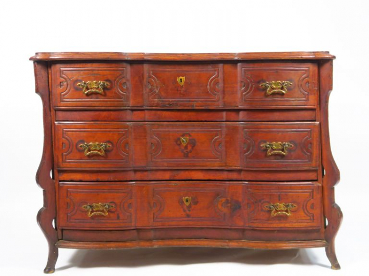 Commode Louis XIV en noyer, ouvrant à trois tiroirs, sabot de biche. P