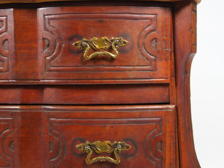 Commode Louis XIV en noyer, ouvrant à trois tiroirs, sabot de biche. P