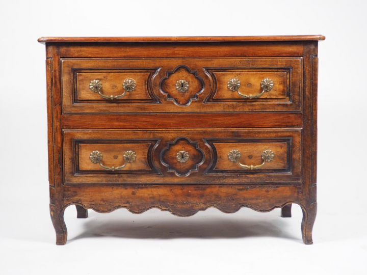 Commode Louis XV en bois naturel, ouvrant à deux tiroirs. Dim. 83 x 11