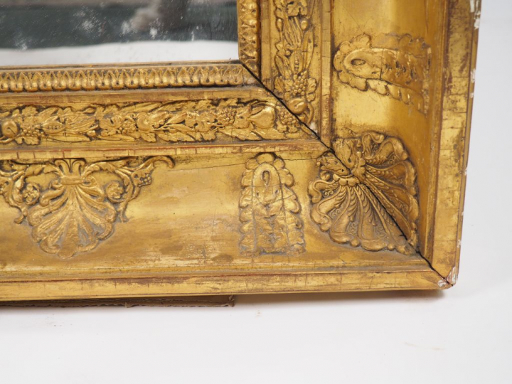 Miroir Restauration en bois et stuc doré, à décor de palmettes et de r
