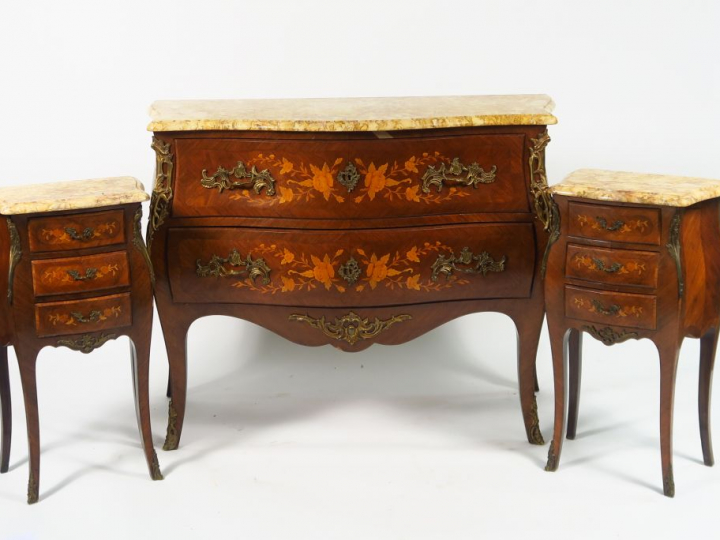 Commode de style Louis XV en marqueterie ouvrant à deux tiroirs, dessu