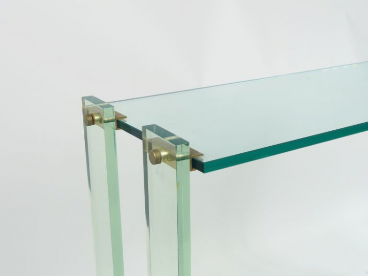 Marais International. Console en plexiglass et verre. Dim. 82 x 37 x 1