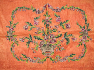 Vente aux enchères Dessus de table XVIIIème siècle.Soie saumon moirée, broderie XVIIIè si