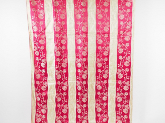 Vente aux enchères Couverture XVIIIème siècle, lampas à rayures rose et crème. 2, 27 de h