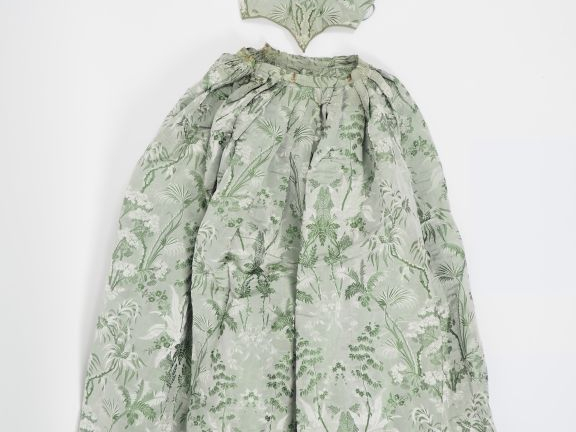 Robe en 2 parties, XIXè siècle, circa 1864.Soie verte façonée, décor l