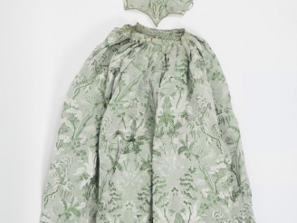 Vente aux enchères Robe en 2 parties, XIXè siècle, circa 1864.Soie verte façonée, décor l