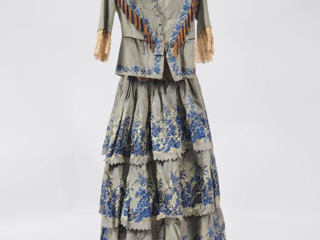 Robe en 2 parties XIXème siècle, circa 1850/1860. Soie grise façonnée,