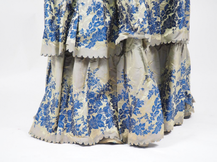 Robe en 2 parties XIXème siècle, circa 1850/1860. Soie grise façonnée,