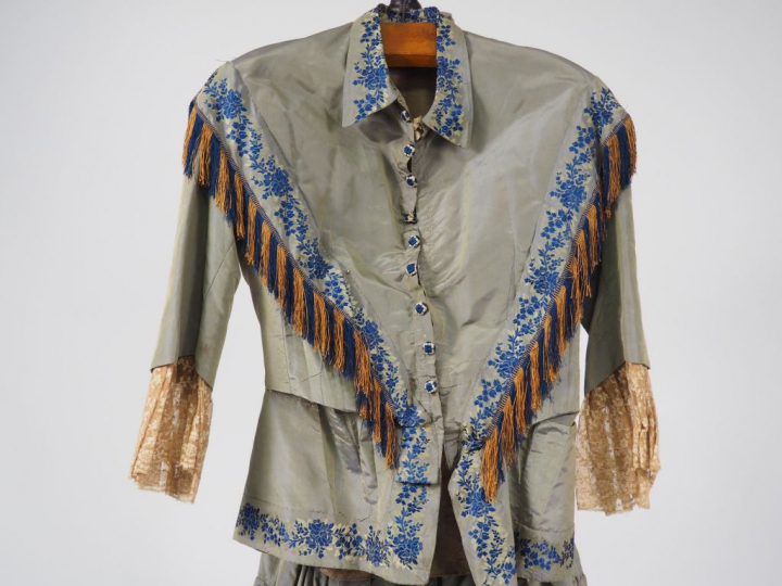 Robe en 2 parties XIXème siècle, circa 1850/1860. Soie grise façonnée,