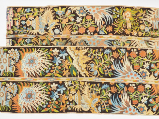 Vente aux enchères 4 bandeaux faisant partie d'un lit ?  broderie au point sur canevas. X