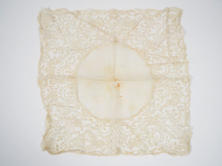 Mouchoir de mariée  XIXè siècle.Fil de main lin blanc, forme circulair